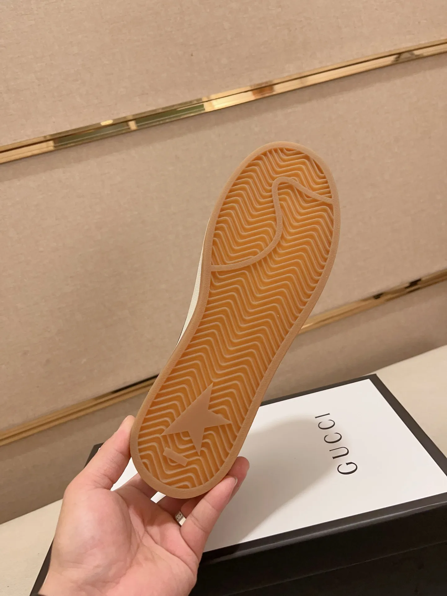 Men's shoes💰 440💰🇮🇹🇮🇹GUCCI(Gucci)🔍🔍new style Available simultaneously at counters, upper 🇮🇹 Italian imported cowhide, fully imported genuine leather lining 💪💪, completely 1⃣️ to 1⃣️ replica 🇮🇹💪💪, ⚠ sole : The original sole is specially provided by the original factory. The exclusive movable molded sole is super comfortable. ⚠Original factory goods, 🔍🔍high quality, you can enter and leave the counter at will, welcome to compare⚠. Code number:38-44